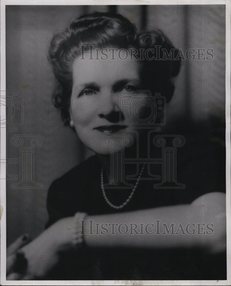1955 Press Photo Elizabeth Cowles, Manager of Bonwit Teller Gift Shop - Historic Images