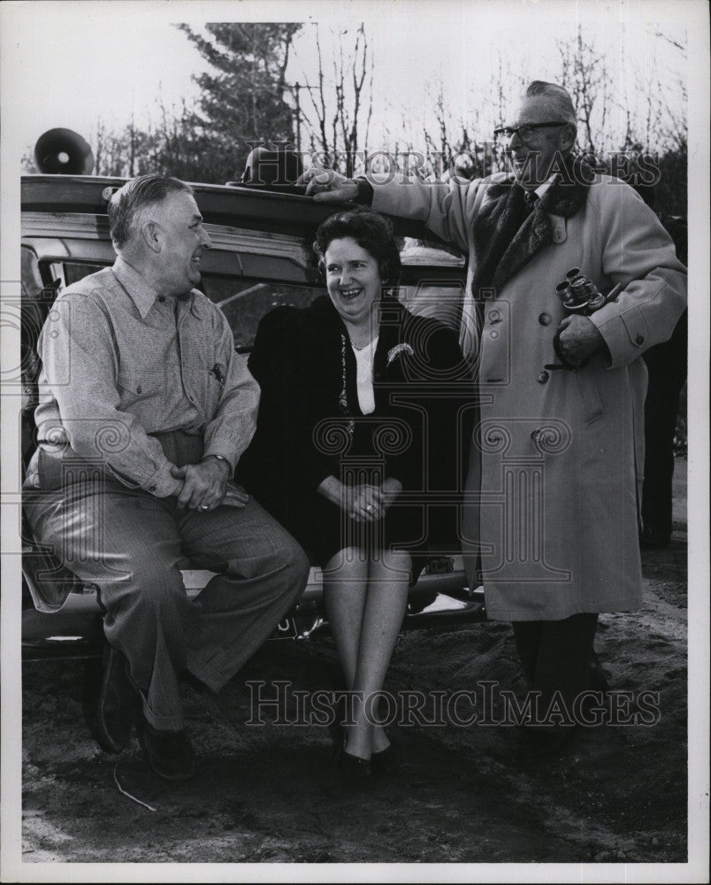 1960 Press Photo Phil Coolidge, Kenneth Sexton, Stella Sexton at Dog Sled Races - Historic Images