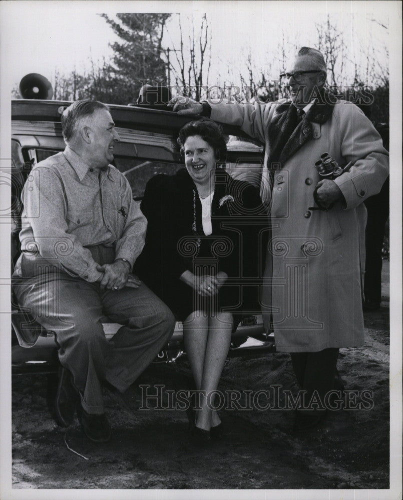 1960 Press Photo Phil Coolidge, Kenneth Sexton, Stella Sexton at Dog Sled Races - Historic Images