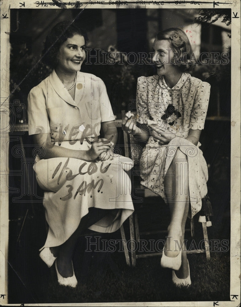 1932 Press Photo Mrs Richard Storey and Mrs Lawrence Coolidge Have Lunch - Historic Images