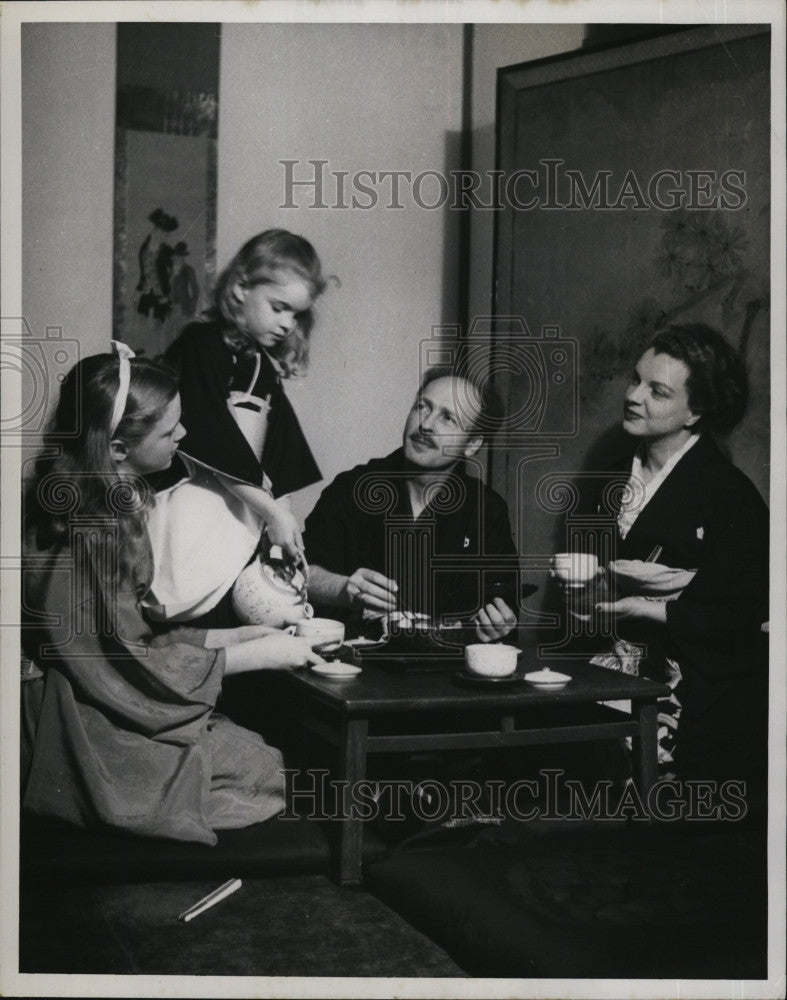 1949 Press Photo Bill Costello, News Chief With Wife and Daughters in Tokyo - Historic Images
