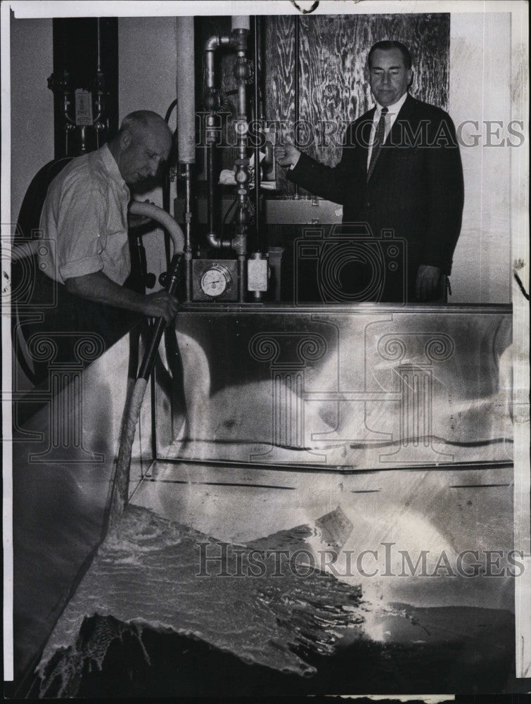 1960 Press Photo John Coolidge at a cheese factory in Plymouth, VT - Historic Images