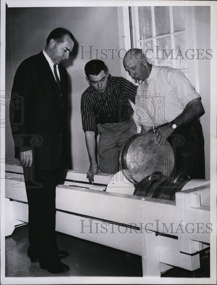 1960 Press Photo John Coolidge at cheese factory in Plymouth, VT - Historic Images