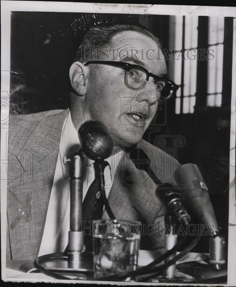 1955 Press Photo Lawrence W. Parsrish tals to Sen Joseph McCarthy - Historic Images