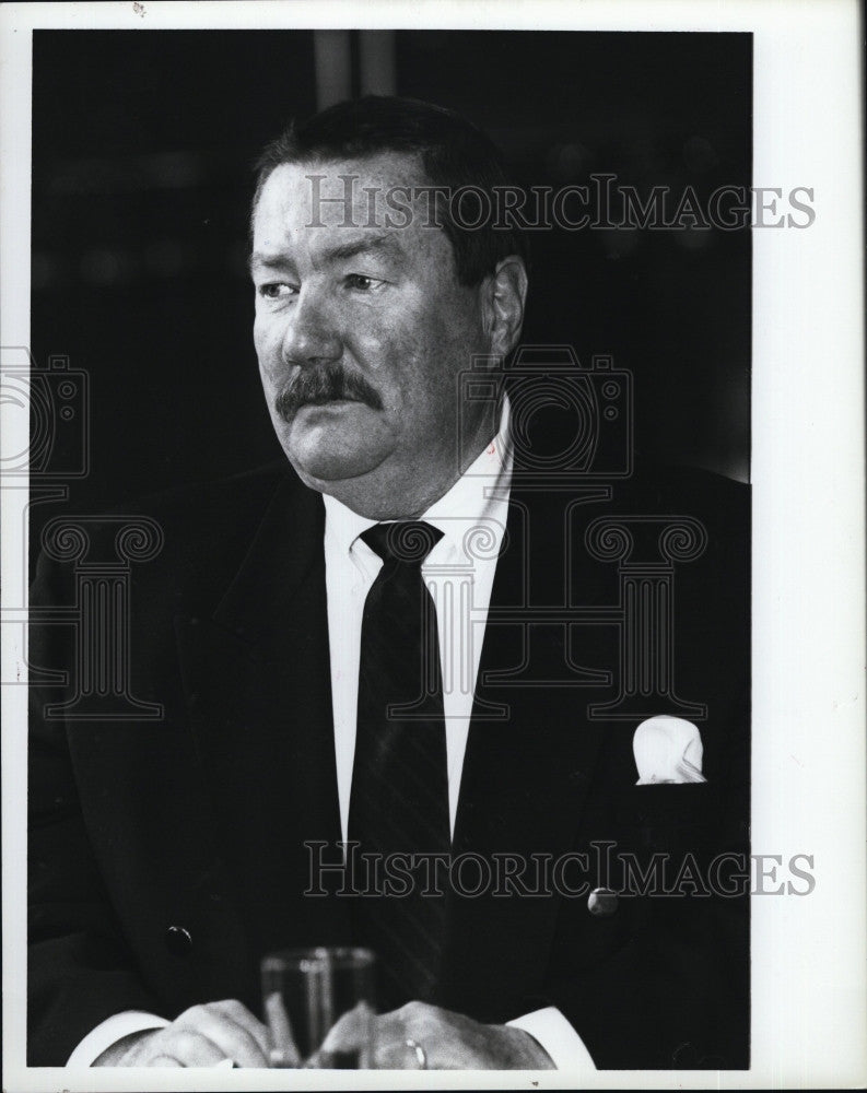 1995 Press Photo Author, Robert Parker at his typewriter - Historic Images