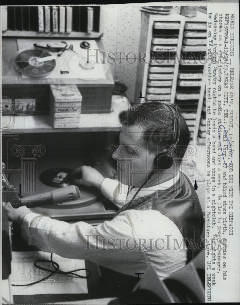 1967 Press Photo Phil Parr, blind disc jockey in Teas City, Texas - Historic Images