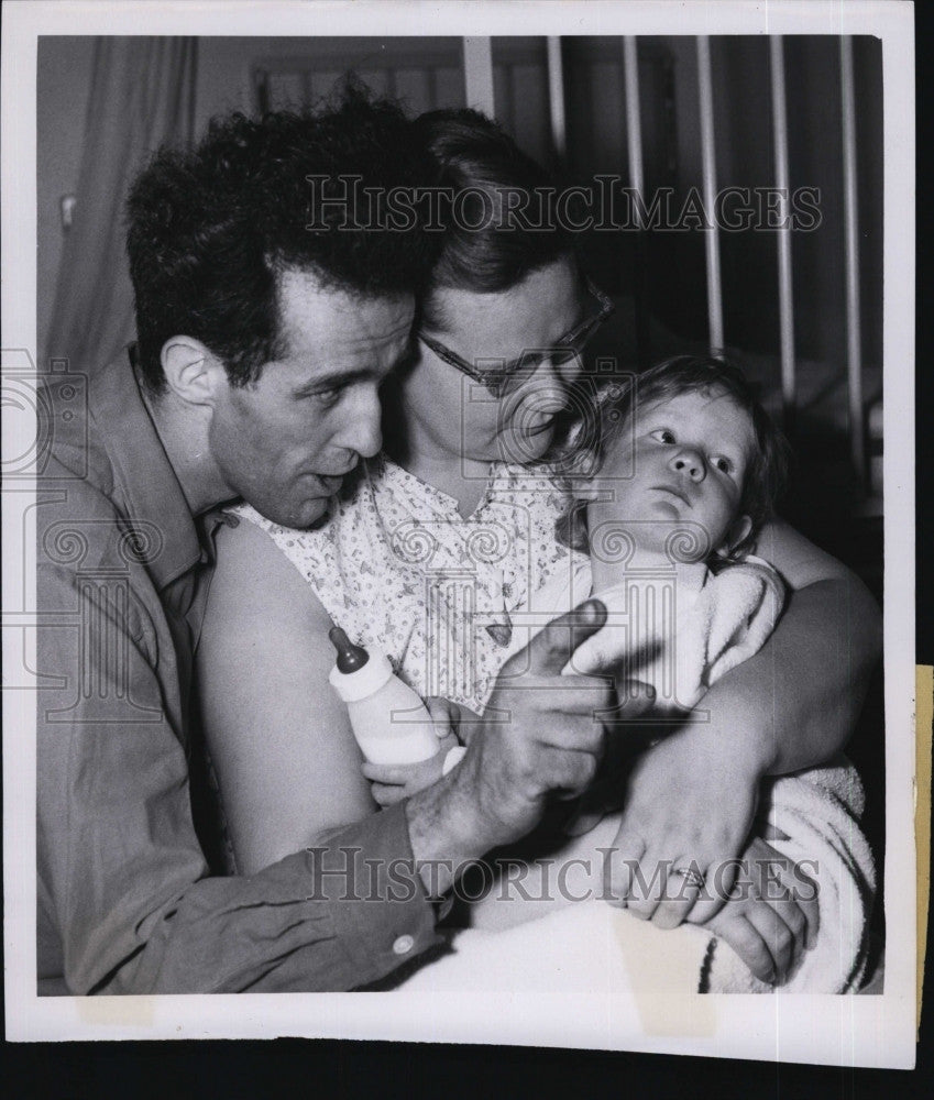 1962 Press Photo Susan Parr, 18 months old &amp; parents, Found 2 miles from home - Historic Images