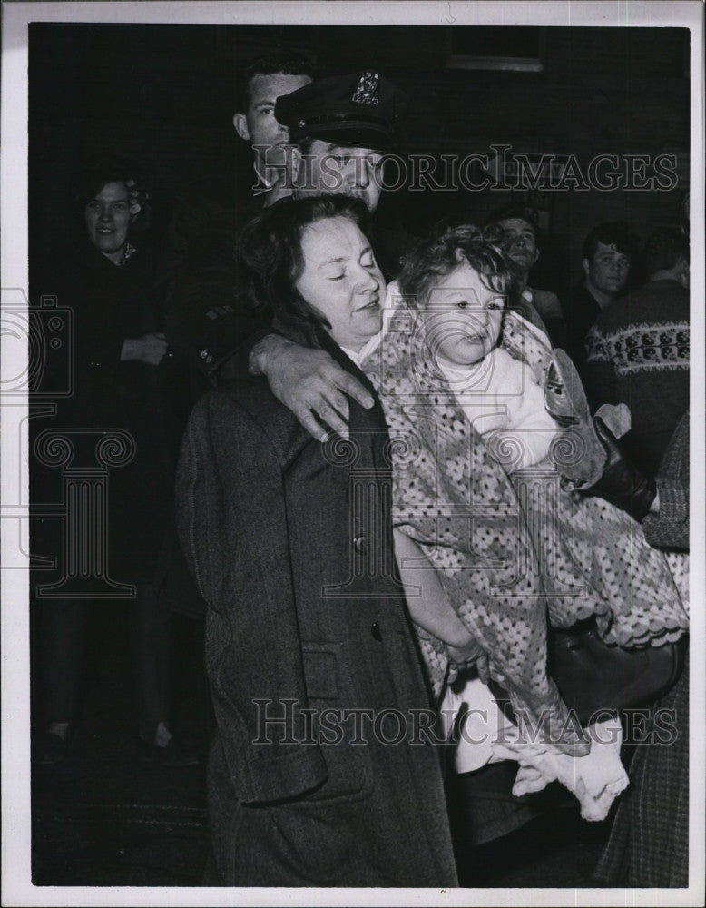 1965 Press Photo Mrs Sigman Tite with Son Joseph Fleeing from Fire - Historic Images