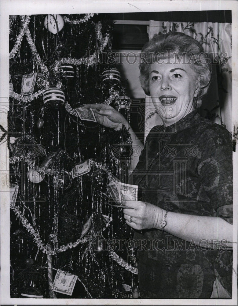 1962 Press Photo  Mrs Kay Parsons of Revere, Mass &amp; a Xmas tree - Historic Images