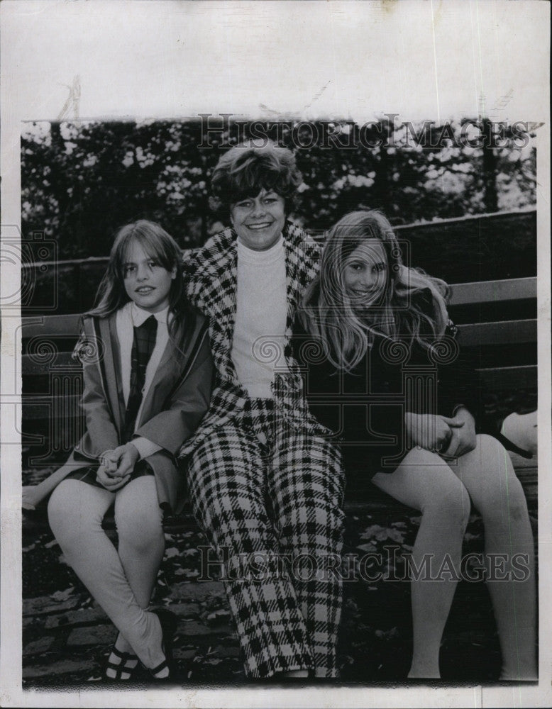 1968 Press Photo Actress Estelle Parsons & twin daughters Martha & Abby - Historic Images