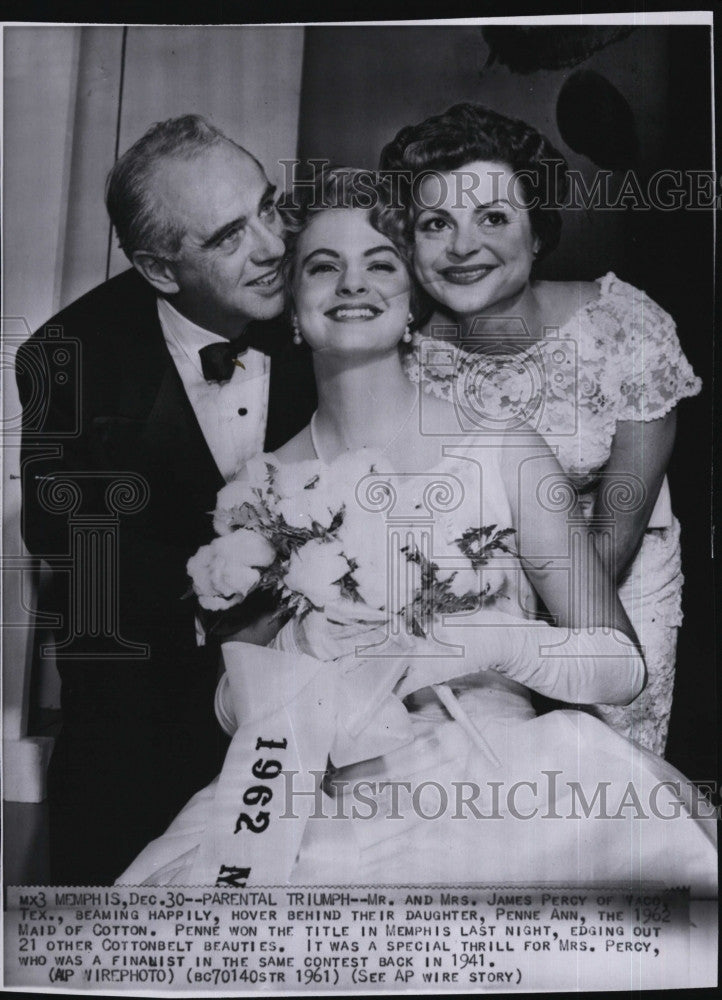 1961 Press Photo Mr &amp; Mrs James Percy &amp; daughter Penne Ann &quot;Maid of Cotton 1962&quot; - Historic Images