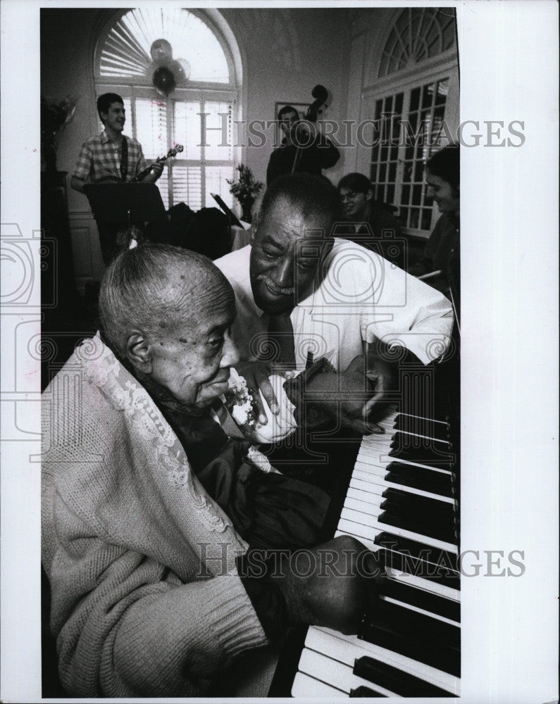 1998 Press Photo Martin Moore congratulates Gladys Perdue on 100 birthday - Historic Images