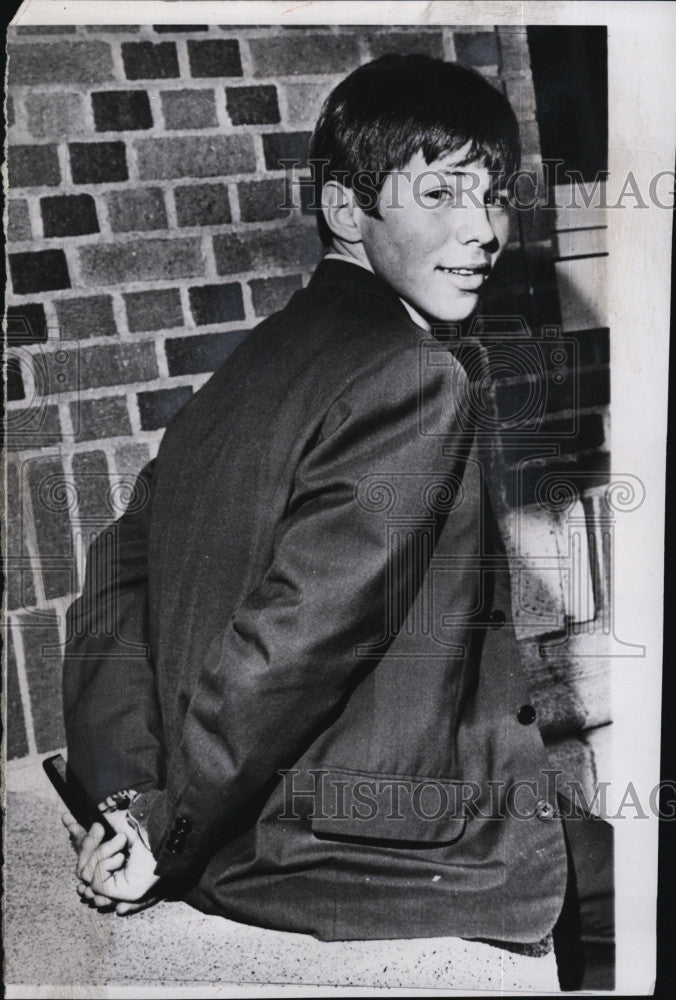 1965 Press Photo Eugene Pere, hides a comb in his hands. - Historic Images