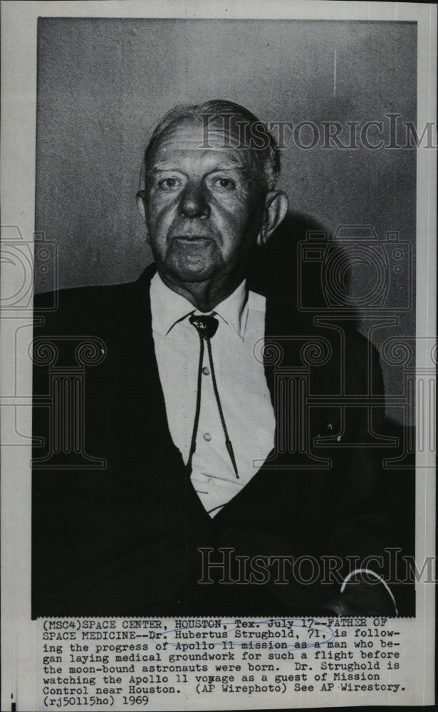 1969 Press Photo Dr Hubertus Strughold Following Apollo II Mission - Historic Images