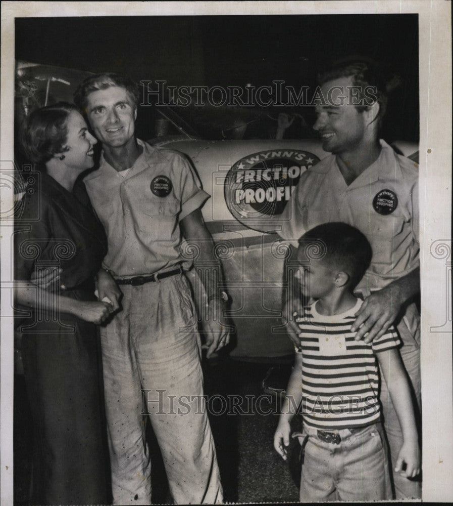 1958 Press Photo Endurance fliers Jim Heth &amp; Bill Burkhart and their families - Historic Images