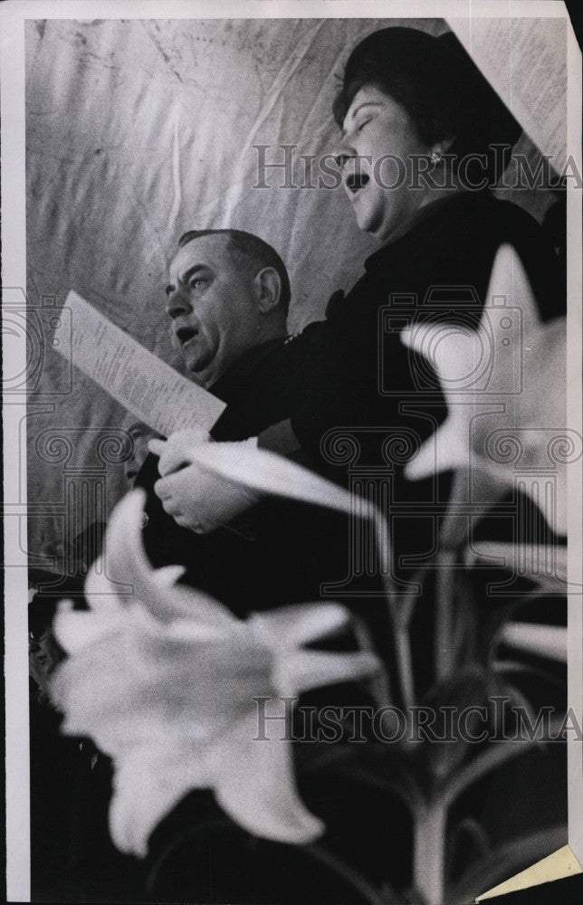 1970 Press Photo Capt &amp; Mrs Raymond W. Burk at Easter Services - Historic Images