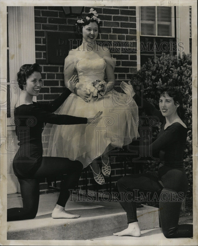 1957 Press Photo Queen Of The May Elizabeth Spencer-Simmons College - Historic Images