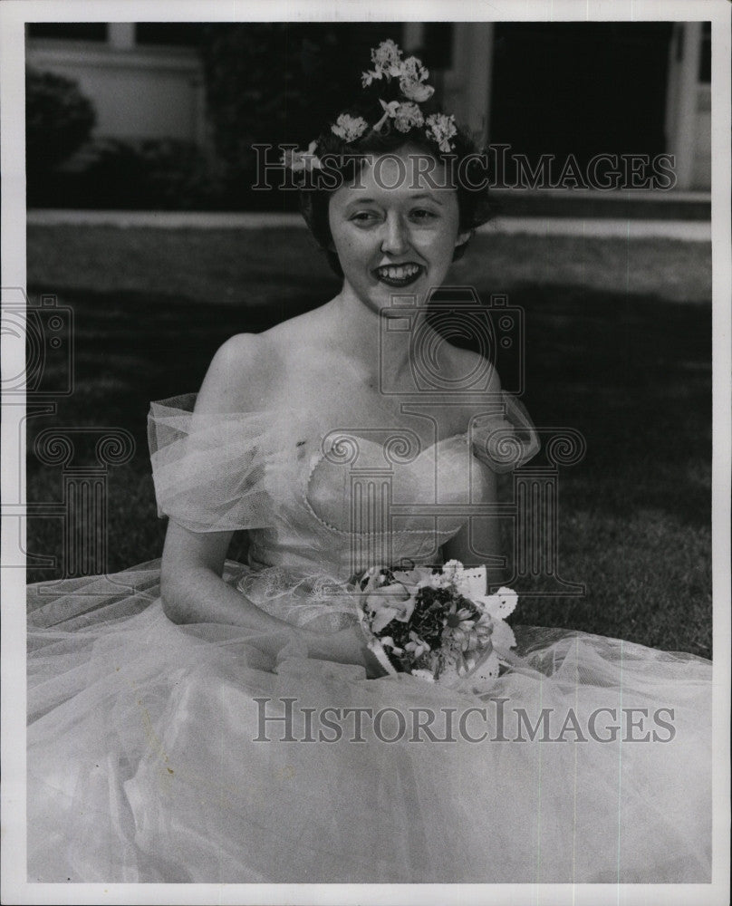 1957 Press Photo Queen Elizabeth Spencer Sr At Simmons College Is Qn Of May - Historic Images