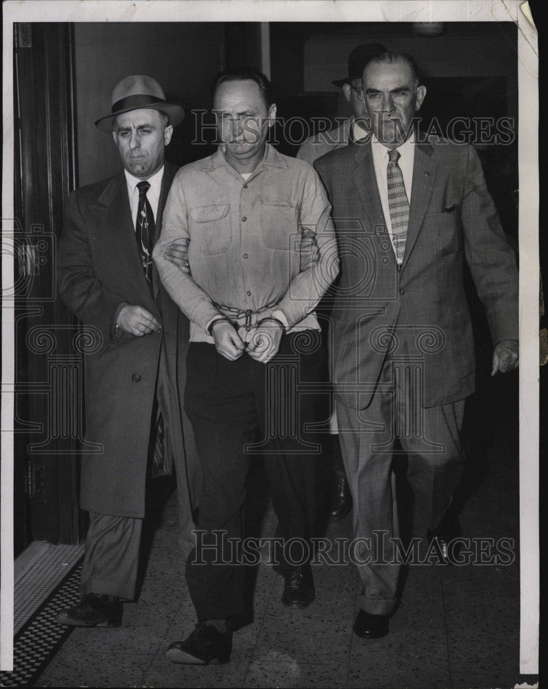 1956 Press Photo James Ignatius Faherty flanked by FBI Agents - Historic Images