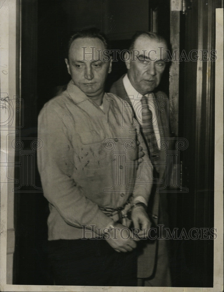 1956 Press Photo James Ignatius Faherty accompanied by FBI Agents - Historic Images