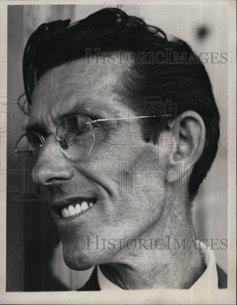 1967 Press Photo Garbage Collector, Jim Fahey donates book proceeds to church - Historic Images