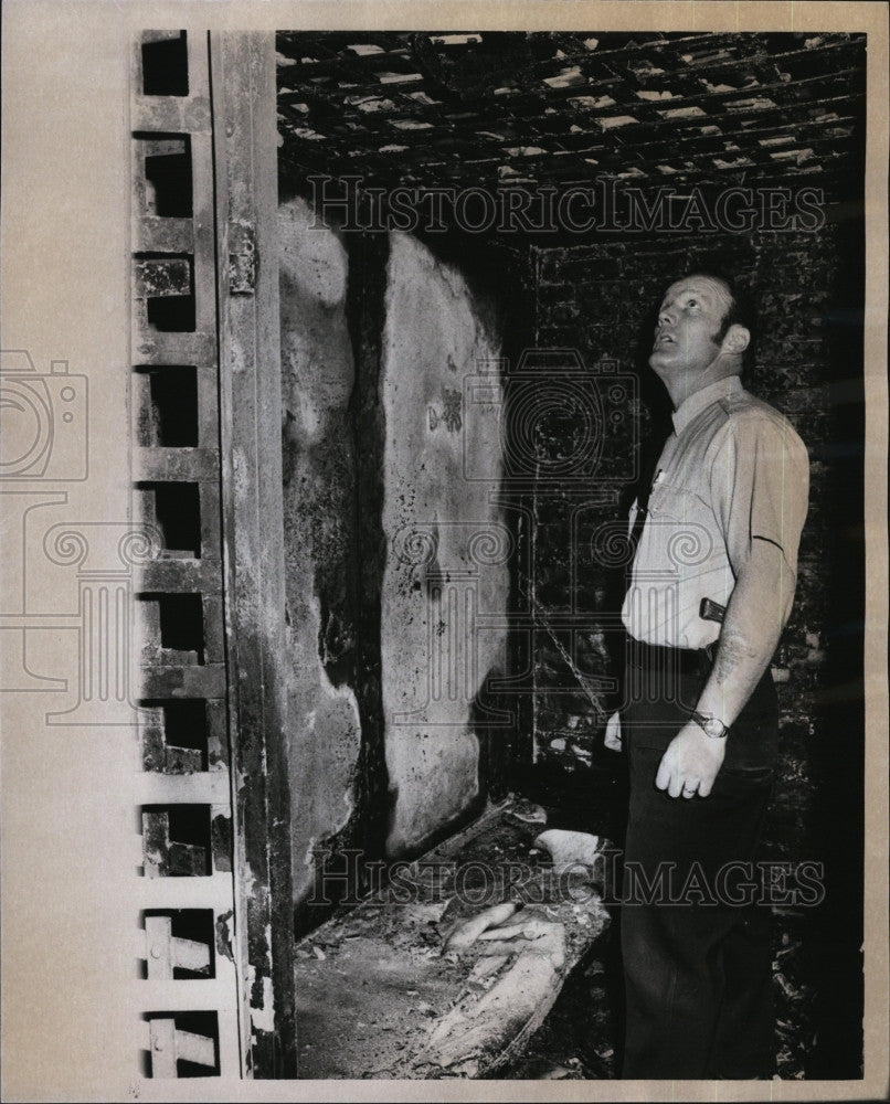 1976 Press Photo Woman Sets Fire To Foam Mattress In Everett Prison - Historic Images