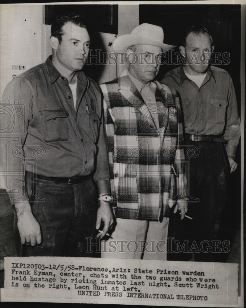 1958 Press Photo Florence AZ State Warden Frank Eyman WIth 2 Guards Held Hostage - Historic Images