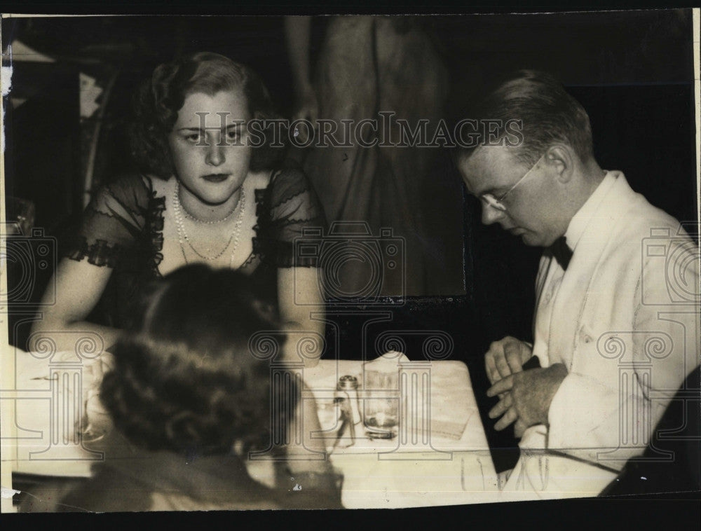 1941 Press Photo Mr. and Mrs. Wallace Lincoln Pierce, doing hes card trick. - Historic Images