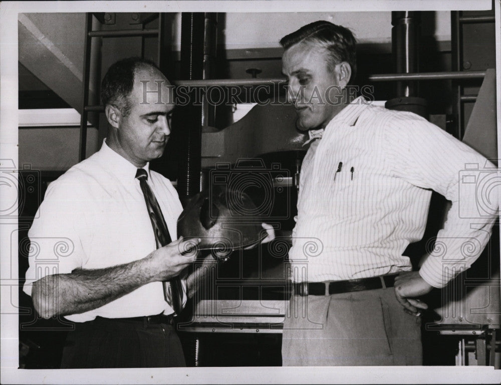 1954 Press Photo C. Henry Philleo &amp; Frank Smith from Quartermaster Res. &amp; Dev&#39;t - Historic Images