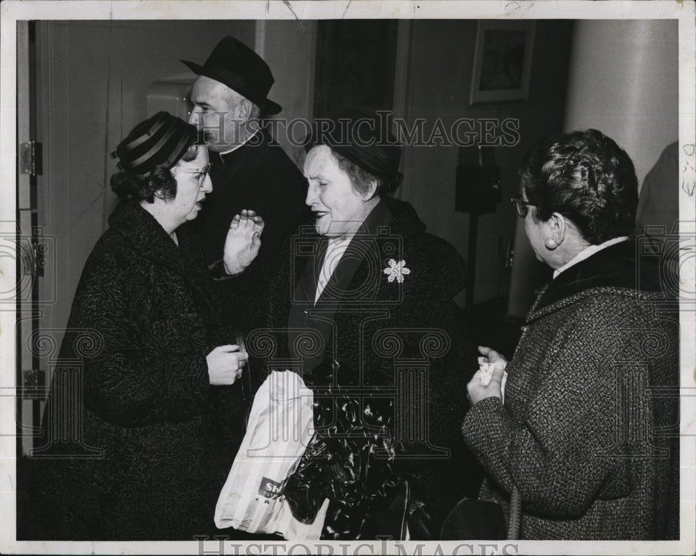 1958 Press Photo Grieving sisters &amp; Nephew of Cardinal Cushing : Mrs.Mary Pierce - Historic Images