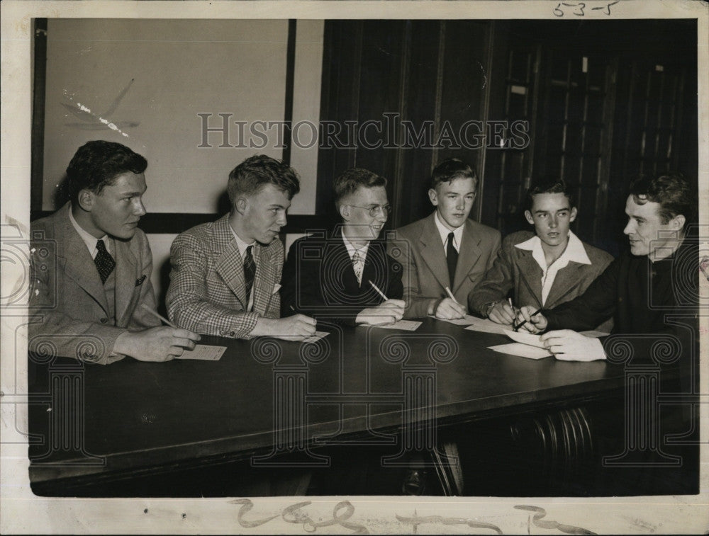 1943 Press Photo Boston Freshmen Enroll : John Vitale, Charles O&#39;Connor - Historic Images