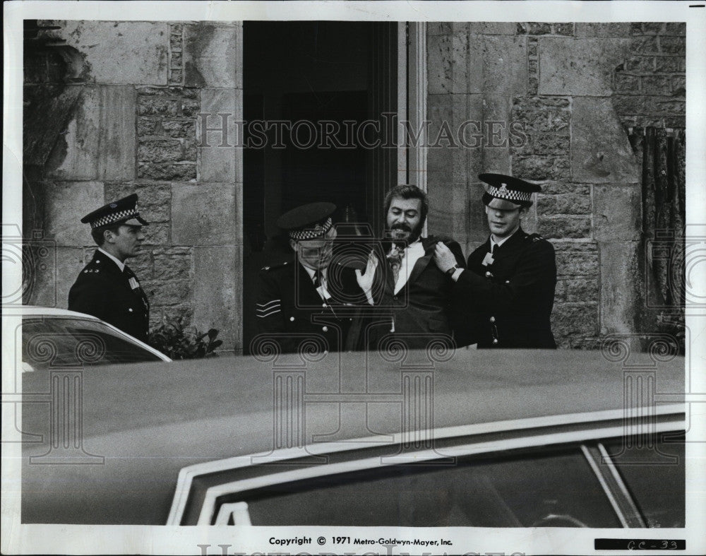 1971 Press Photo John Osborne&#39;s Boss, Kinnear, arrested in &quot;Get Carter&quot; - Historic Images