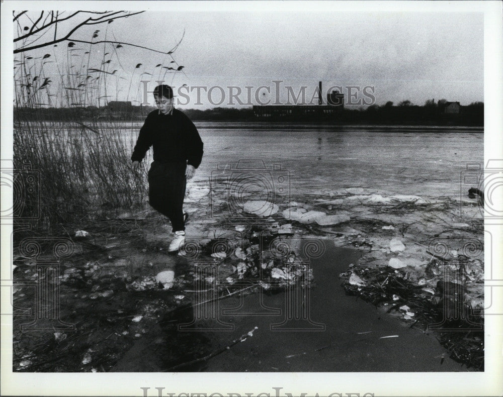 1989 Press Photo Mike Pina found corpse of Thomas Picard in Fall River - Historic Images