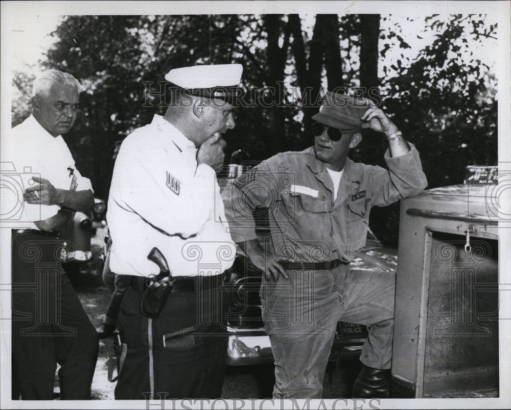 1959 Press Photo Sgt. Walter Picard &amp; Sgt. 1/c Bradford Wells missing boy&#39;s dad - Historic Images