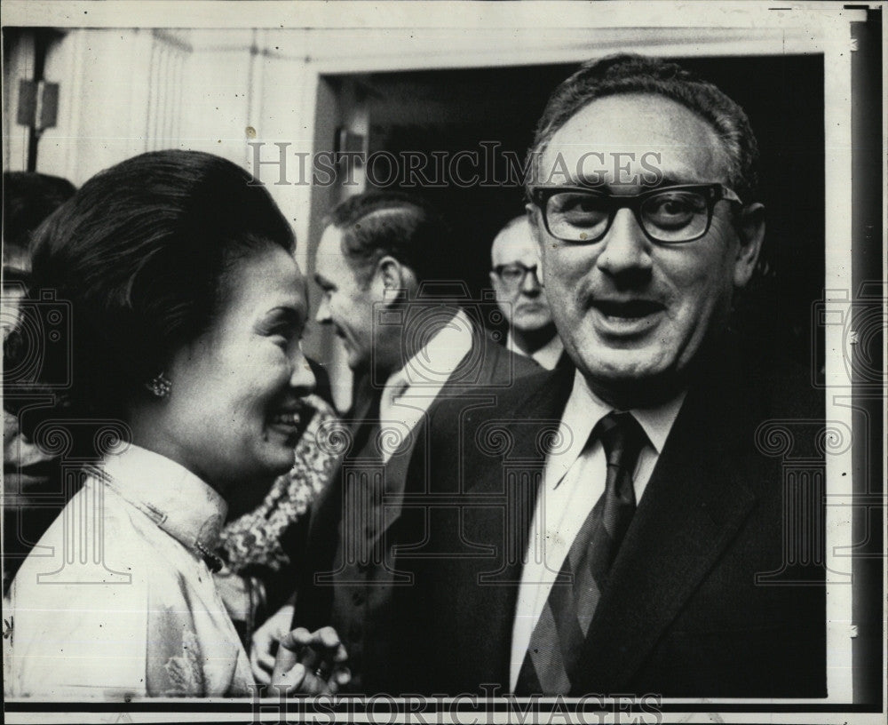 Press Photo Henry Kassinger with Mrs.Tran Kim Phuong wife of Vietnam Ambassador. - Historic Images