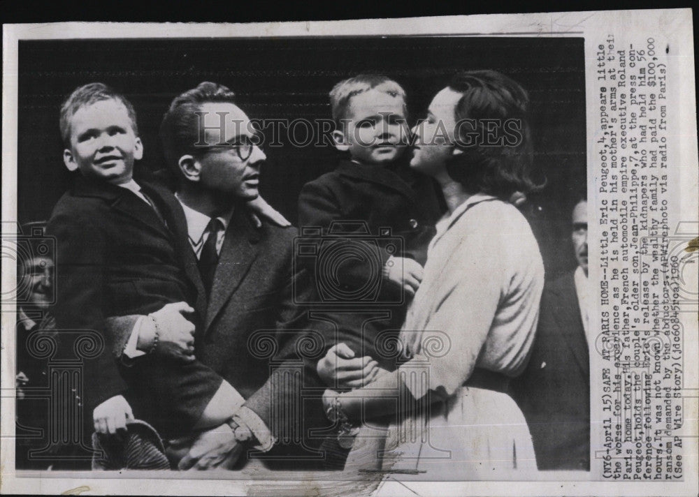 1960 Press Photo Kidnapped Victim Eric Peugot held in his mother arms. - Historic Images