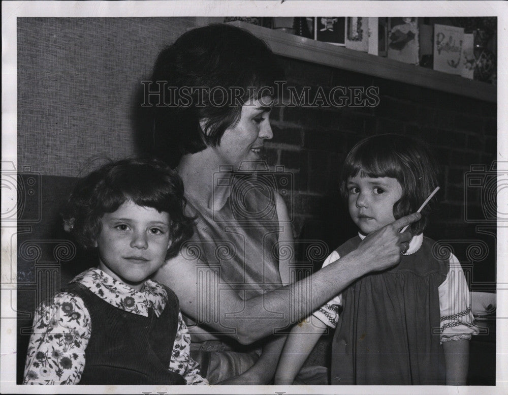 1966 Press Photo Mrs. Alice Phelan, with two daughter, went to modern therapy. - Historic Images