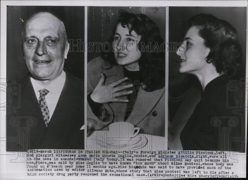 1954 Press Photo Foreign Minister Attilio Piccioni with Playgirl Witnesses - Historic Images