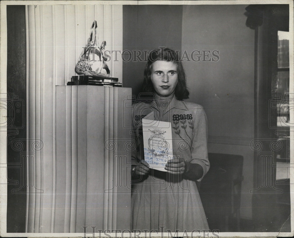 1943 Press Photo Miss Rosamond W.Pierce,Hostess from Boston Symphony Orchestra. - Historic Images