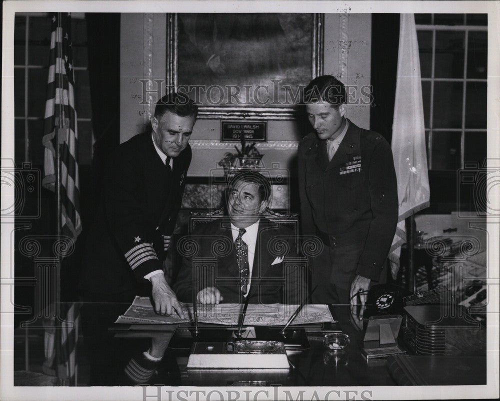 1949 Press Photo Gov.Charles Sullivan with Navy officials Capt.Richard Phillips. - Historic Images