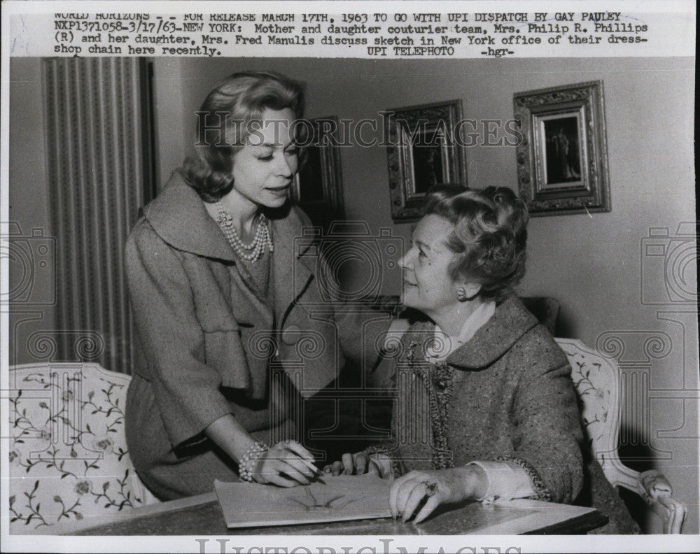 1963 Press Photo Couturier Mrs.Philip Phillips and daughter Mrs.Fred Manulis. - Historic Images