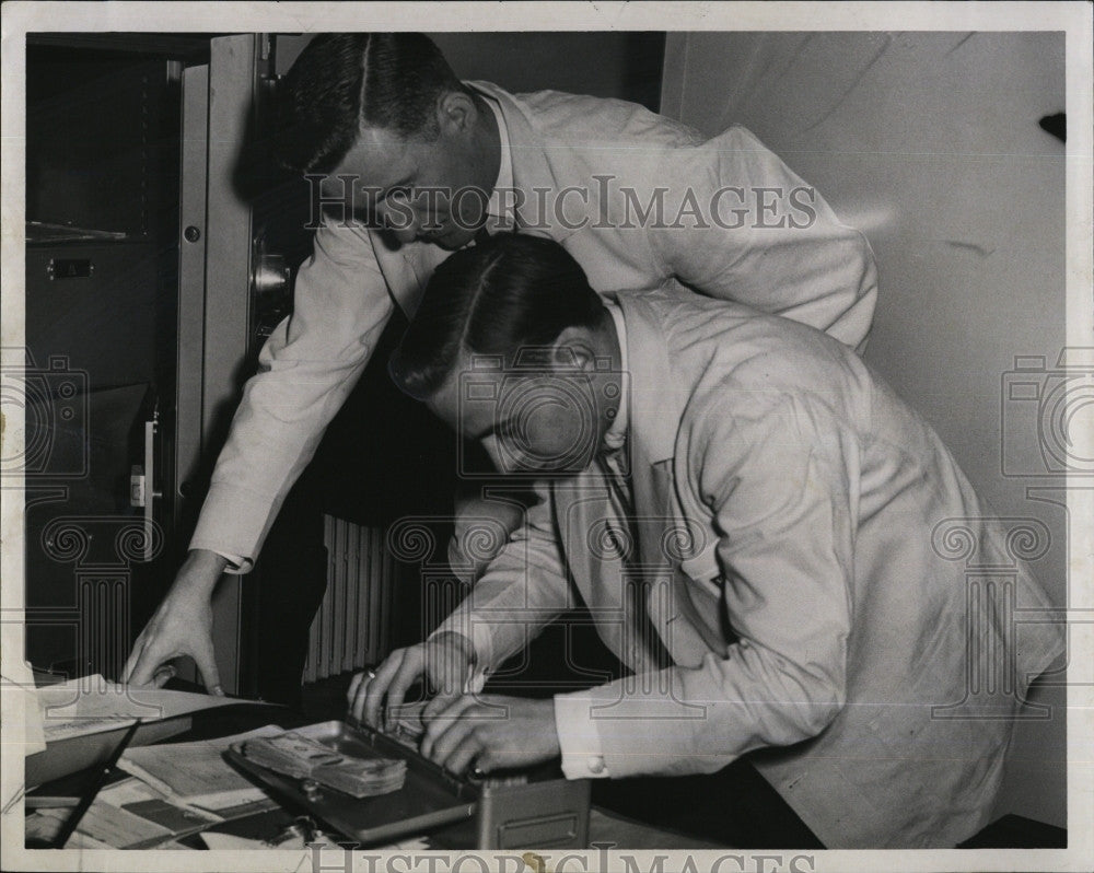 1961 Press Photo Teller Robert Pierce and Philip Lafond check the money box. - Historic Images