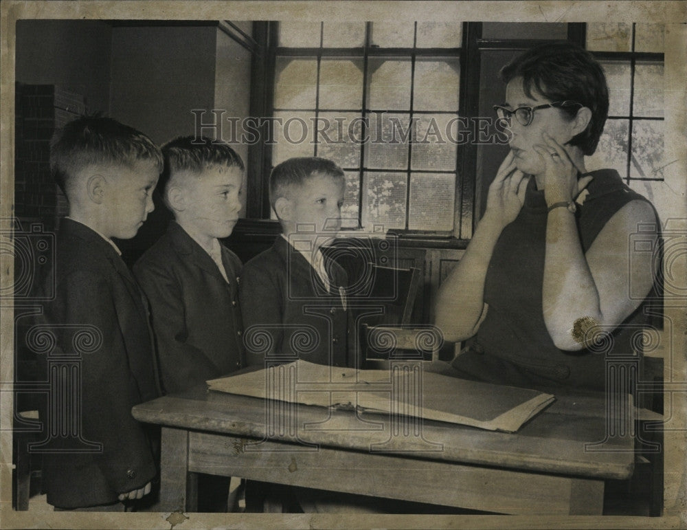 1966 Press Photo Teacher Judith Barrett and triplets Roy,Donald,Richard Piatelli - Historic Images