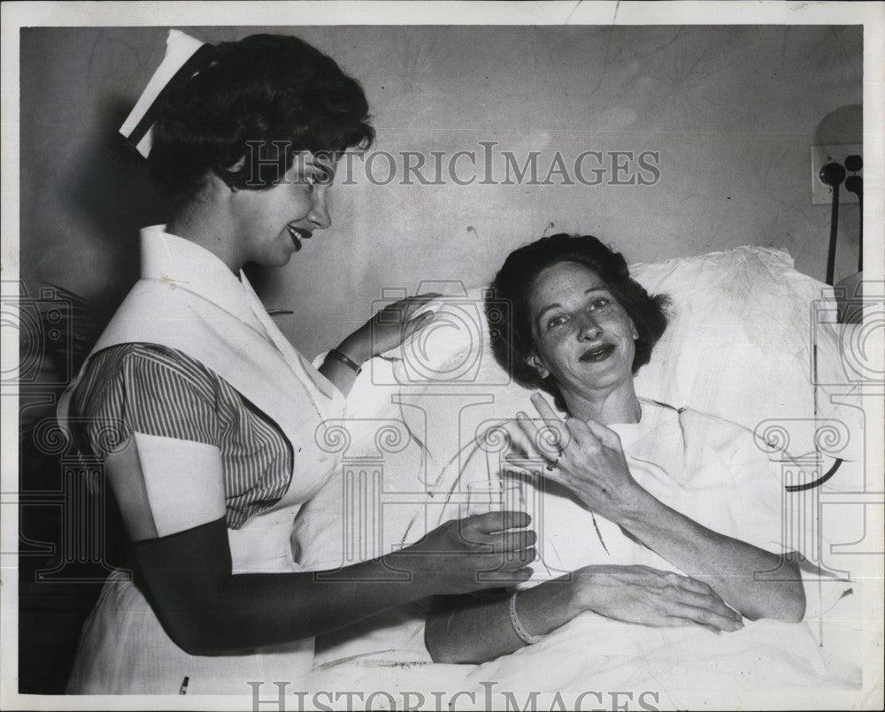 1961 Press Photo Mrs. Enrico Piatelli holds up three fingers after giving birth - Historic Images