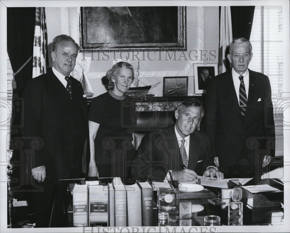 1974 Press Photo A. Phillips, Jr., Anne Phillips, Gov. Sargent, Col. L. Graham - Historic Images