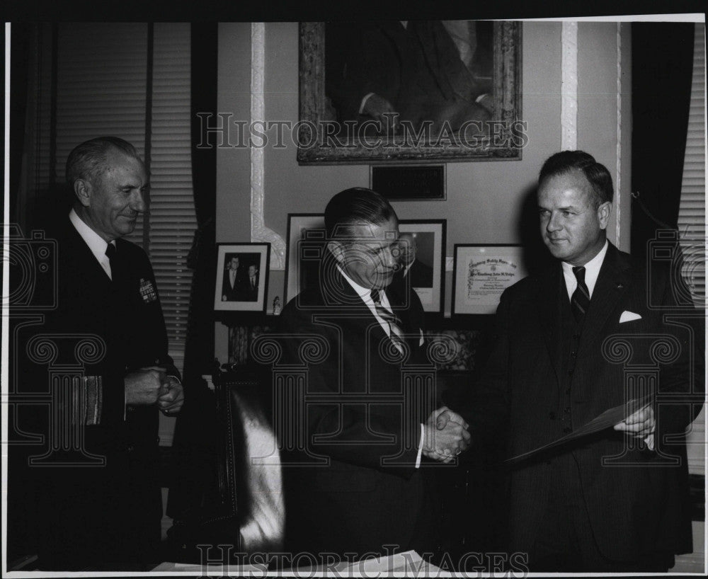 1961 Press Photo Gov. John Volpe, Mr. Asa Phillips, Rear. Adm. C. Espe - Historic Images