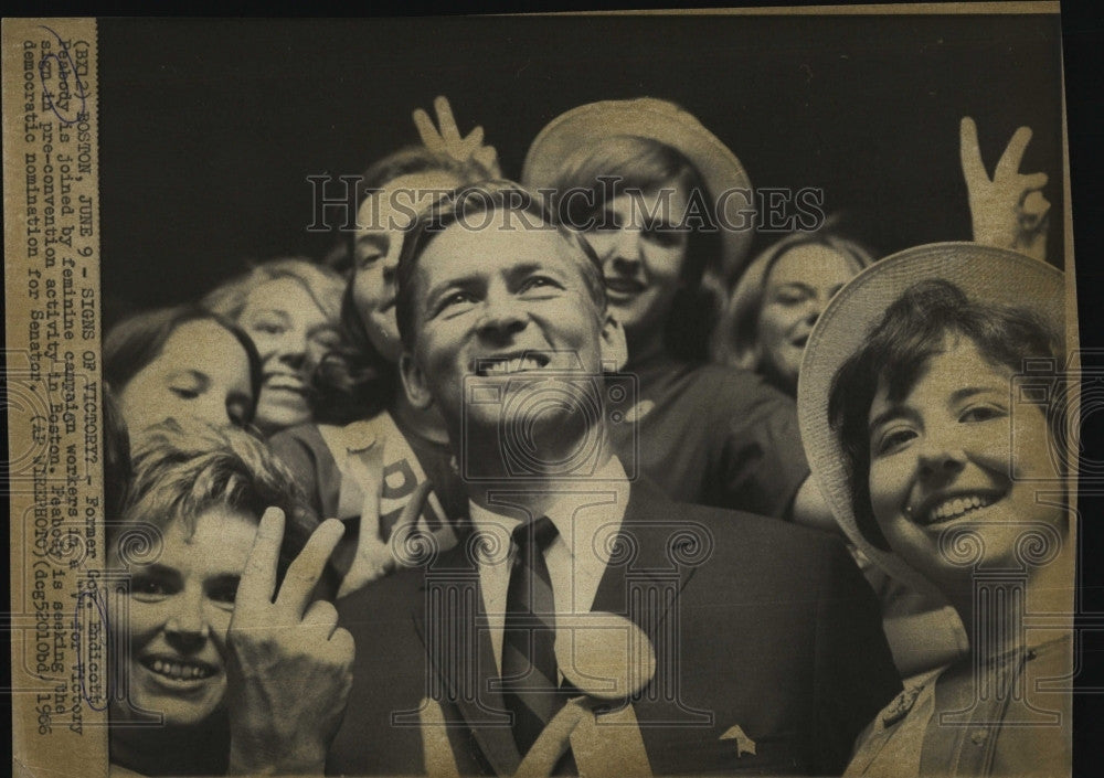 1966 Press Photo Former Gov. Endicott Peabody, campaign workers - Historic Images