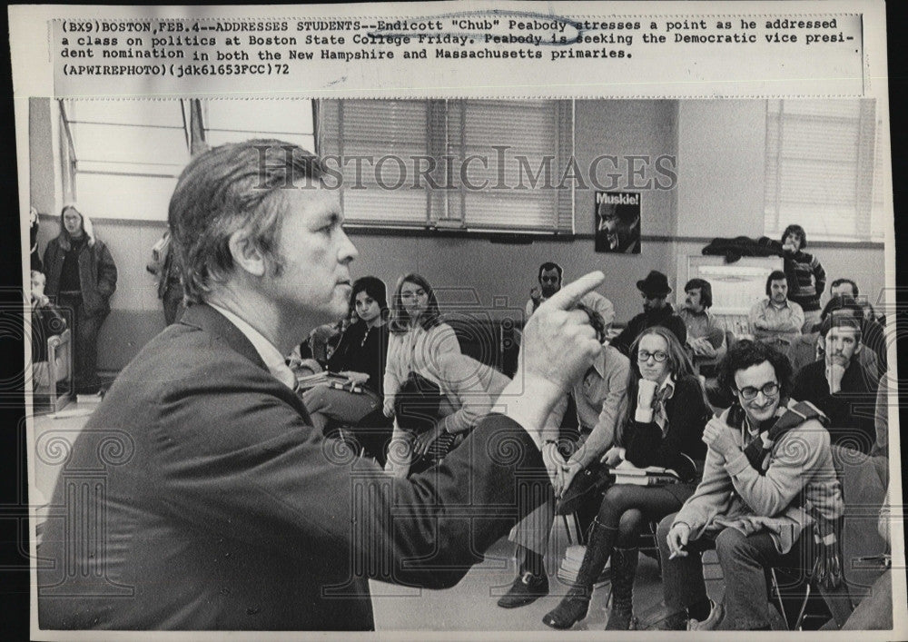 1972 Press Photo Endicott Peabody addresses a class at Boston State College - Historic Images