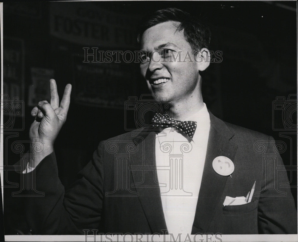 1958 Press Photo Gov.Endicott &quot;Club&#39;Peabody of Mass. with Victory sign. - Historic Images