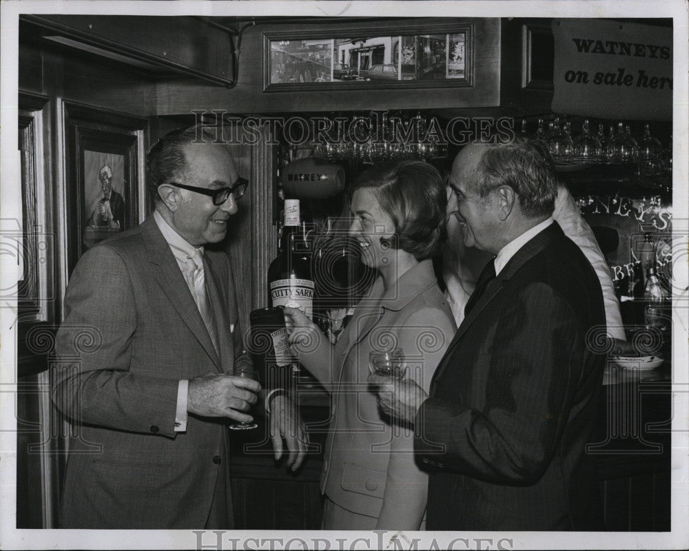 1969 Press Photo Eddie Lipman of Whitehall Distributors - Historic Images